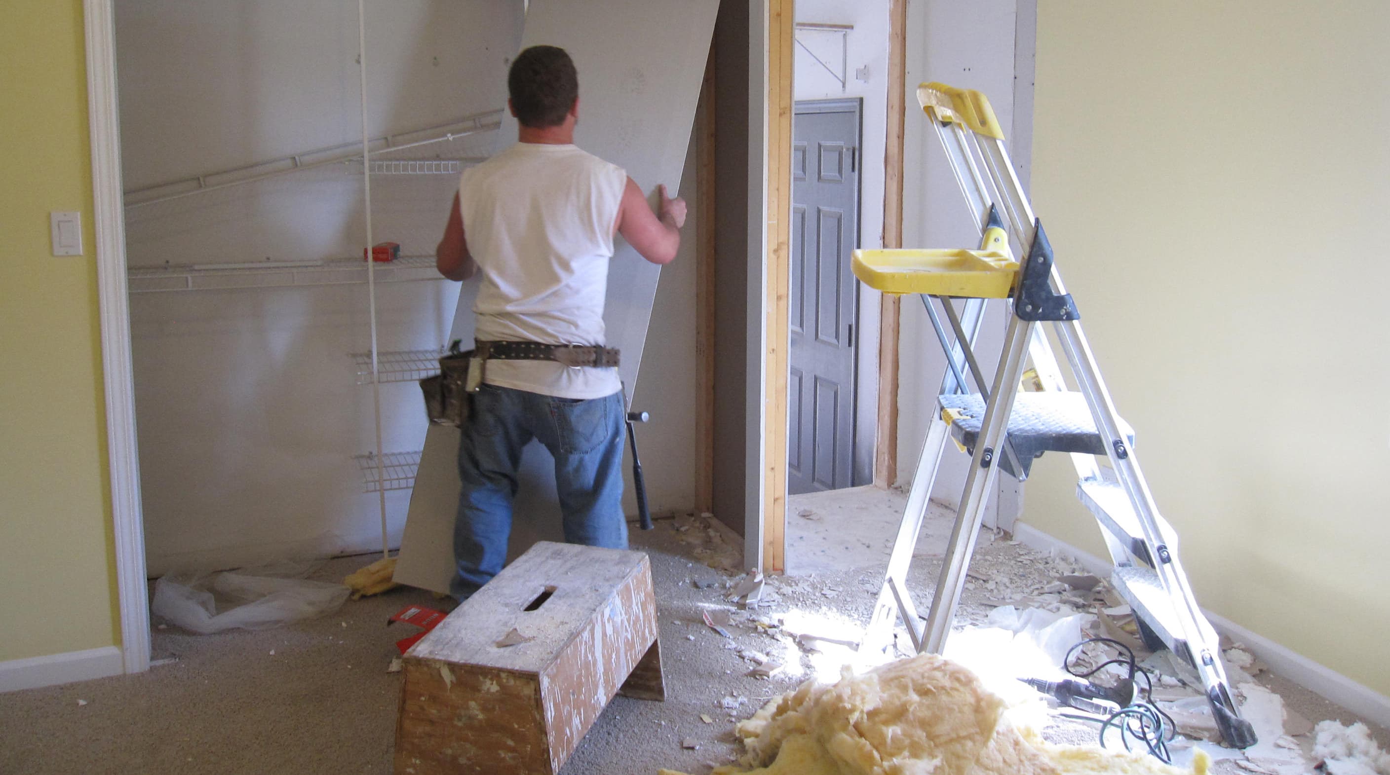 Работа по стена